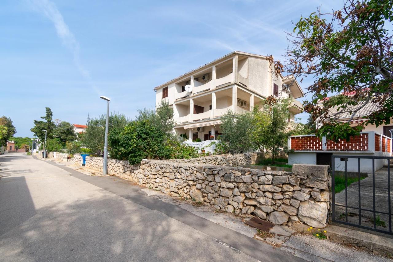 Apartments By The Sea Mandre, Pag - 3084 Колан Экстерьер фото