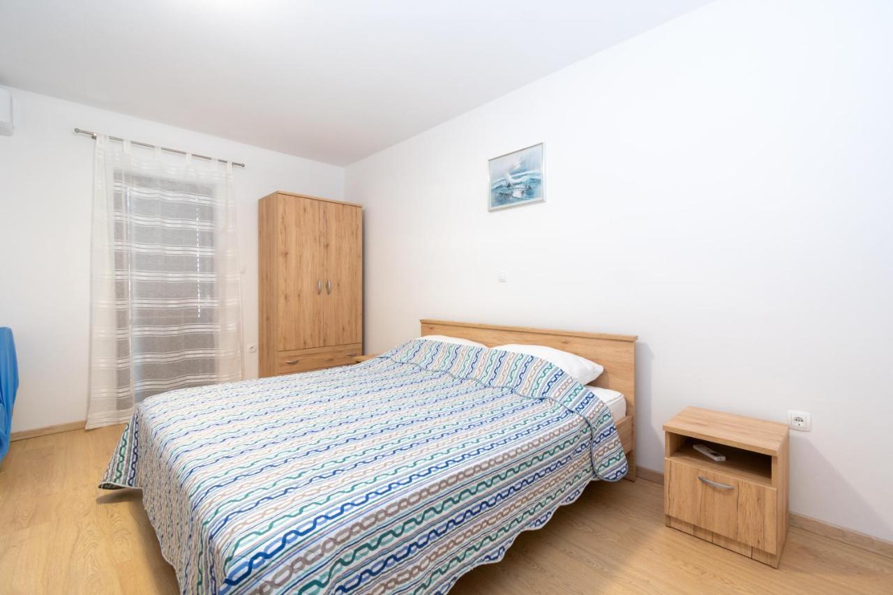 Apartments By The Sea Mandre, Pag - 3084 Колан Экстерьер фото