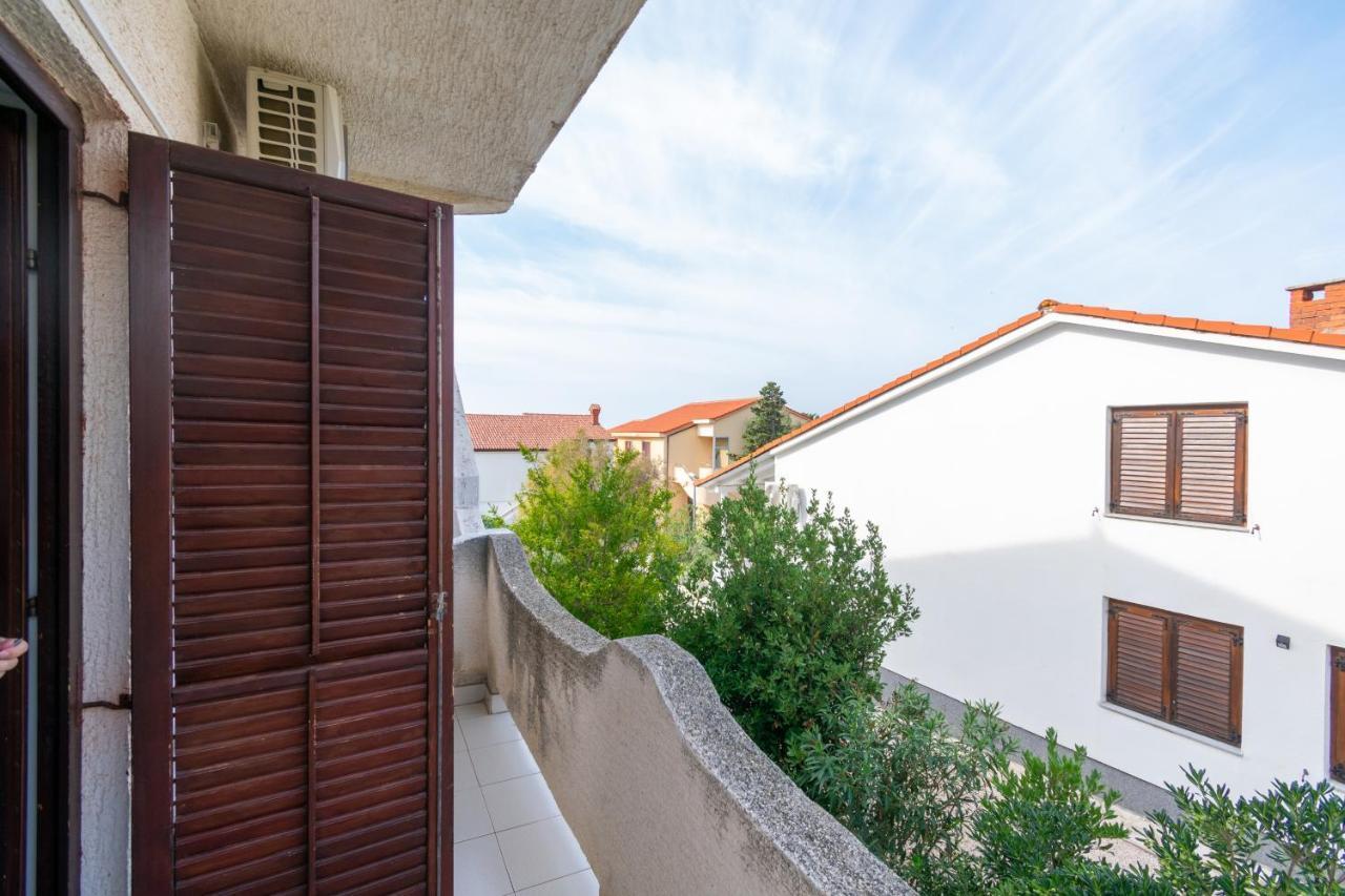 Apartments By The Sea Mandre, Pag - 3084 Колан Экстерьер фото